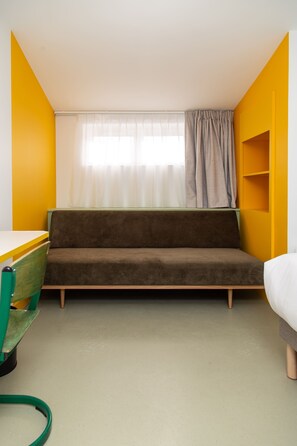 Chambre Triple | Premium bedding, memory foam beds, desk, laptop workspace - OLDEGAR Hôtel (Nantes)