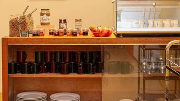 Petit déjeuner buffet (12 EUR par personne)