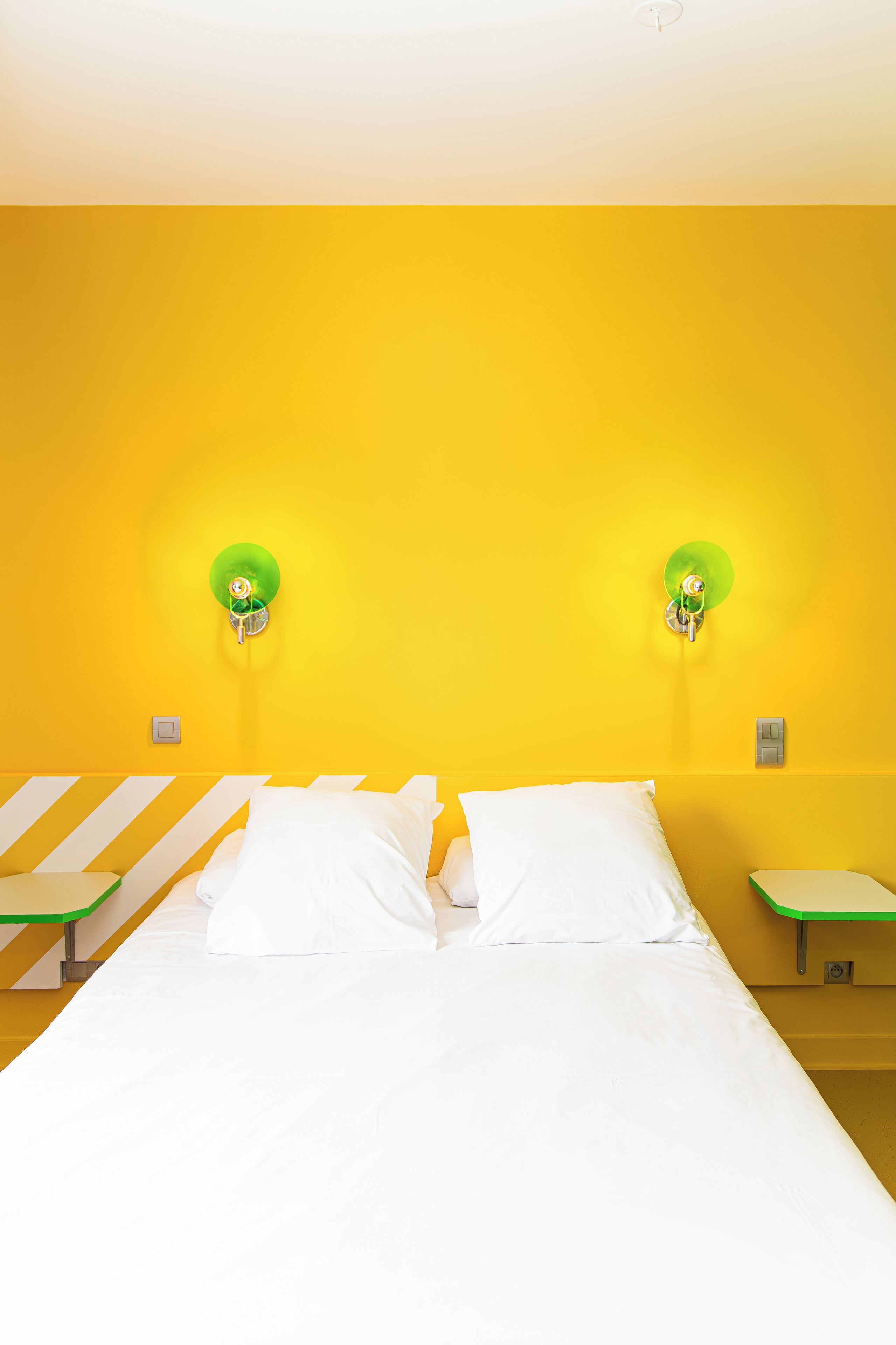 高档床上用品、记忆海绵床垫、办公桌、笔记本电脑工作区