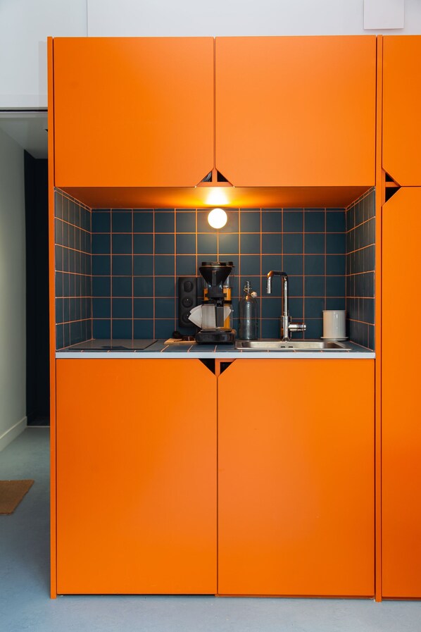 Apartamento família | Área de estar | TV de tela plana, escritórios