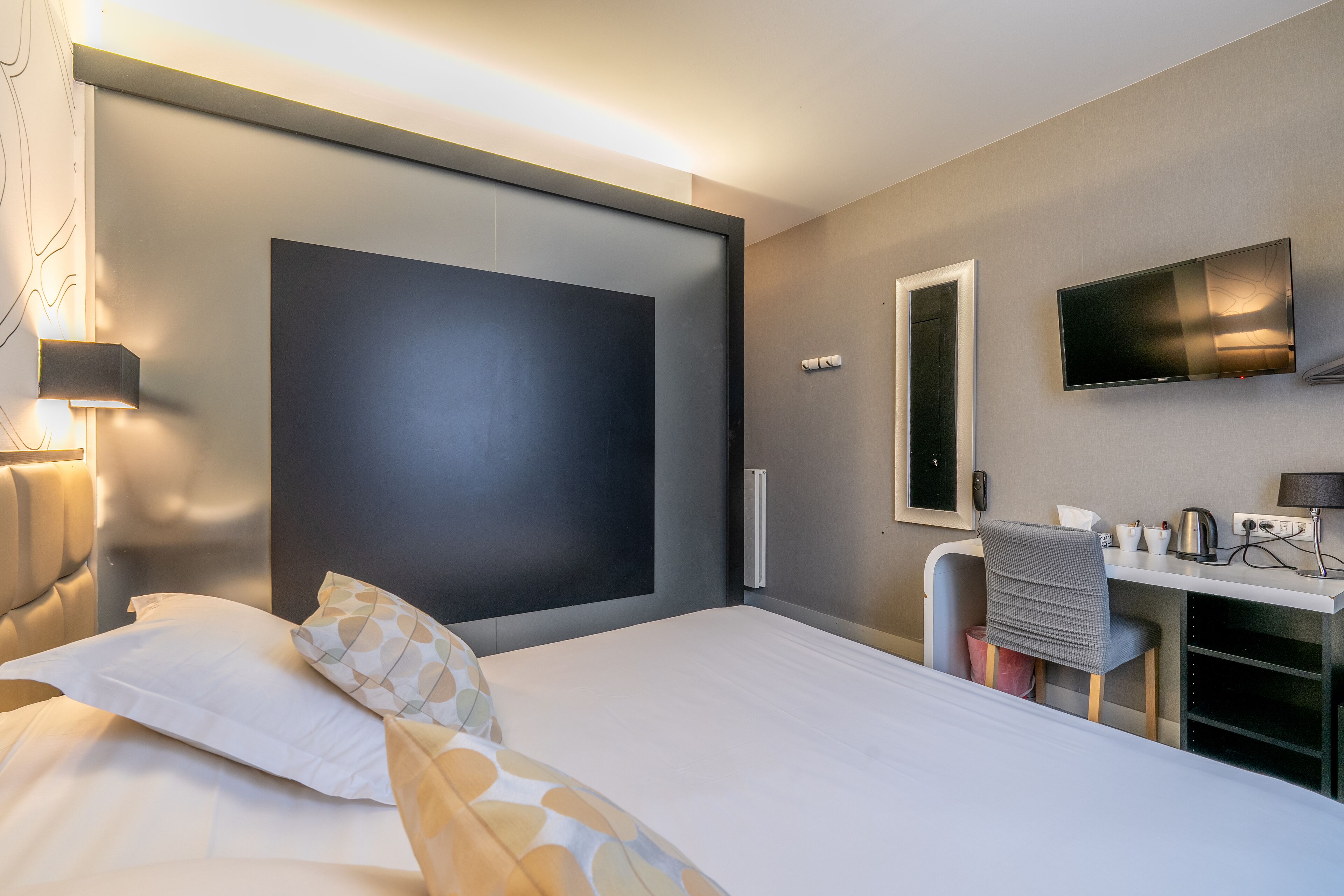 高档床上用品、记忆海绵床垫、办公桌、笔记本电脑工作区