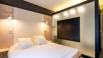 Superior tweepersoonskamer | Luxe beddengoed, bedden met traagschuimmatrassen, een bureau