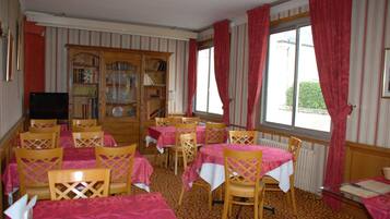 Petit déjeuner continental (9.50 EUR par personne)