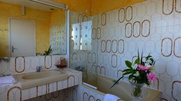 Comfort-Zweibettzimmer, 2 Einzelbetten | Badezimmer | Kostenlose Toilettenartikel, Haartrockner, Handtücher, Seife