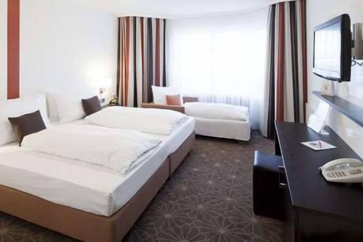 business triple room | 1 bedroom, premium bedding, pillow-top beds, in-room safe