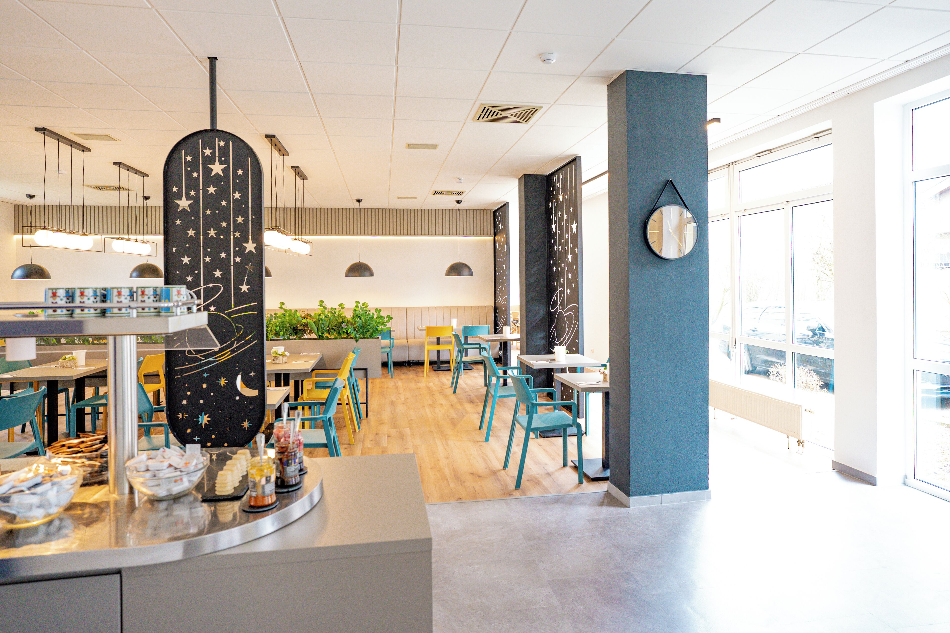 daily buffet breakfast for a fee