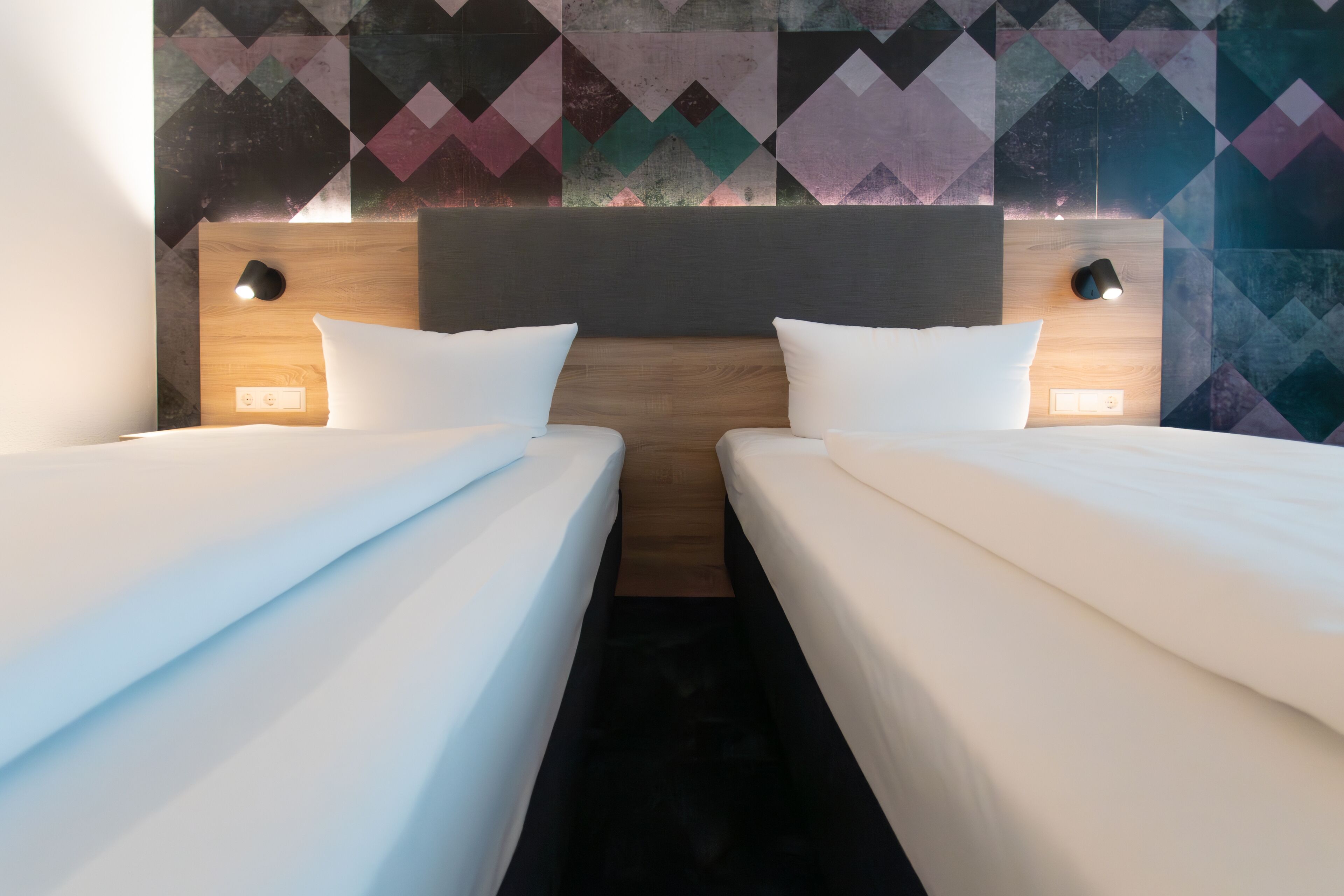 standard twin room, 2 single beds | 1 bedroom, desk, laptop workspace, soundproofing