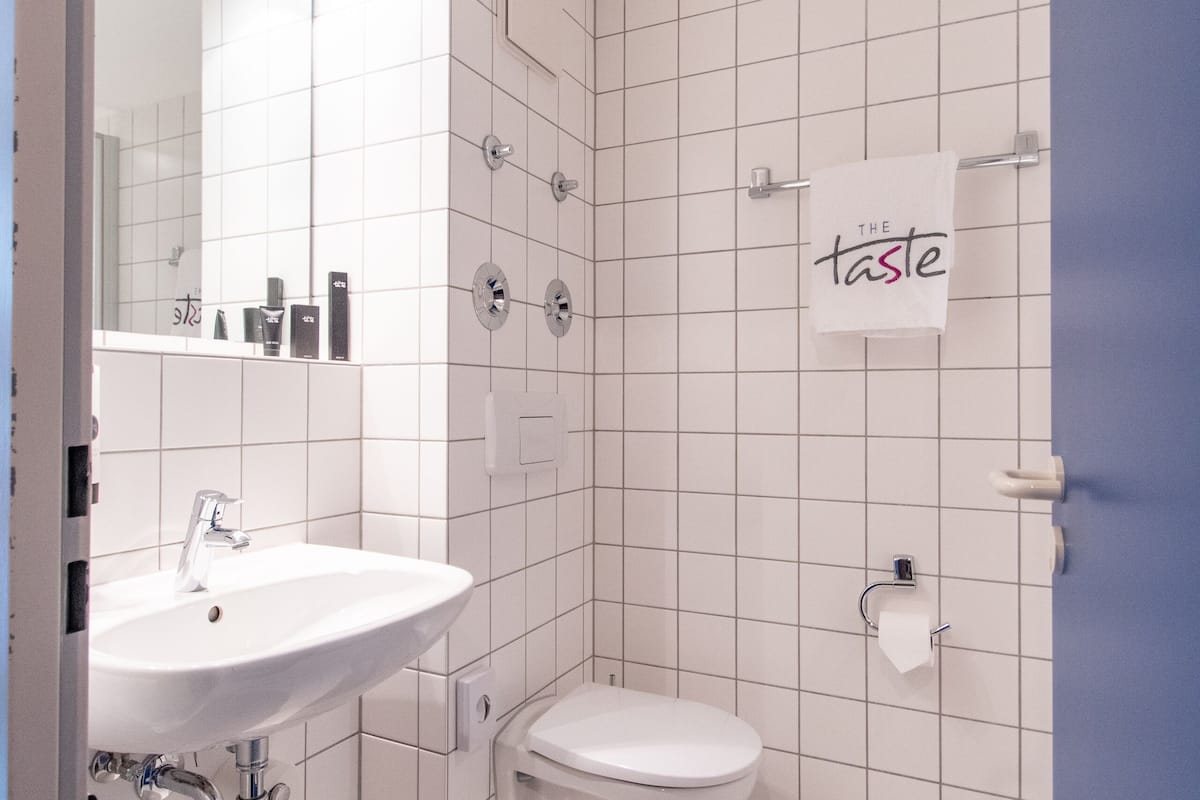 standard single room, 1 single bed, non smoking | bathroom | shower, hair dryer, towels