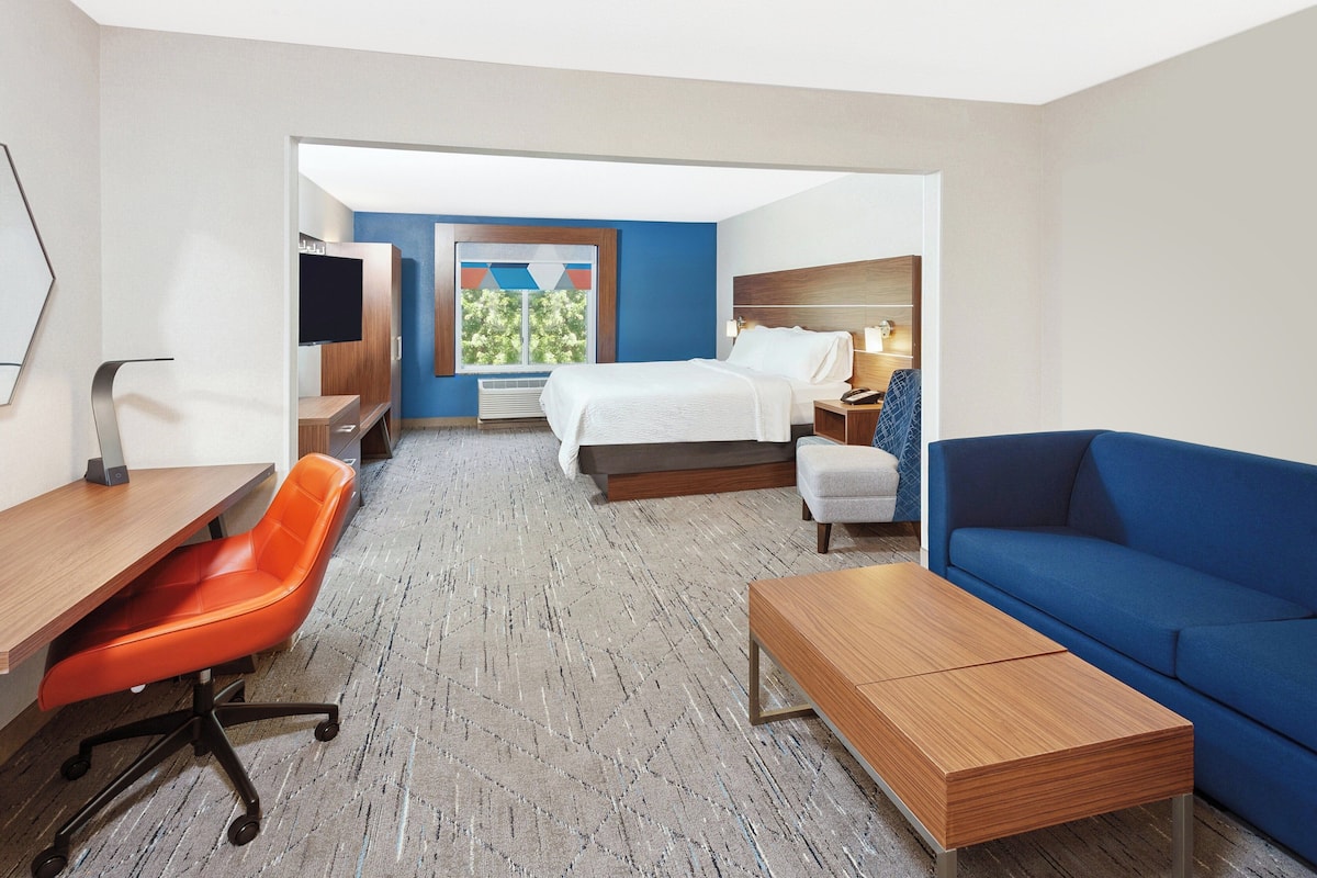 In-room safe, desk, iron/ironing board, free WiFi