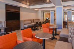 Free buffet breakfast  - Holiday Inn Express Hotel & Suites Urbana-Champaign by IHG (Urbana)