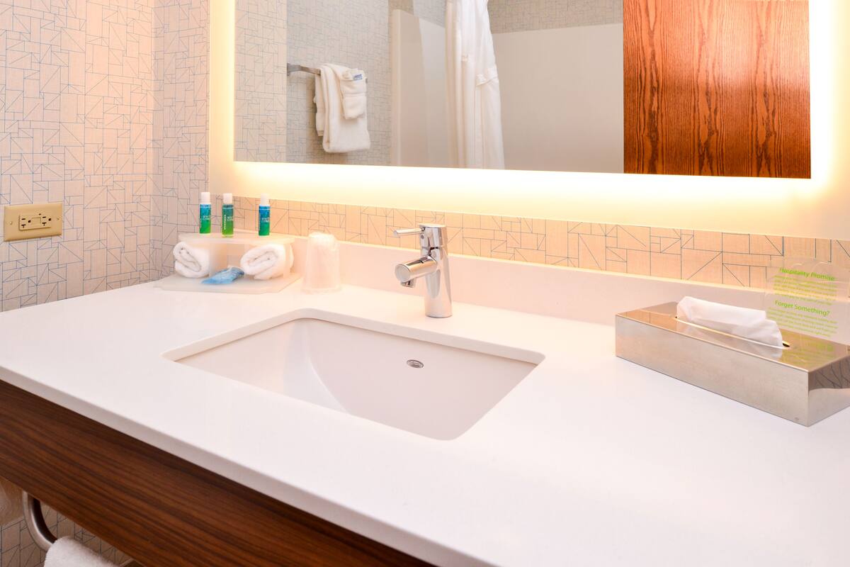 standard room | bathroom | combined shower/bathtub, hair dryer, towels
