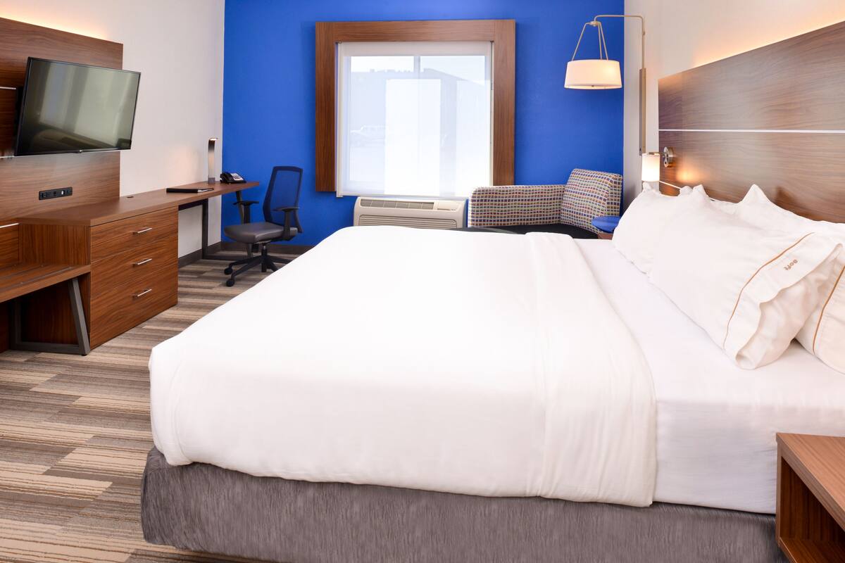 In-room safe, desk, iron/ironing board, free WiFi