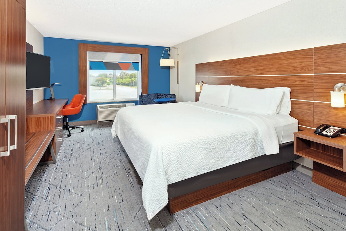In-room safe, desk, iron/ironing board, free WiFi