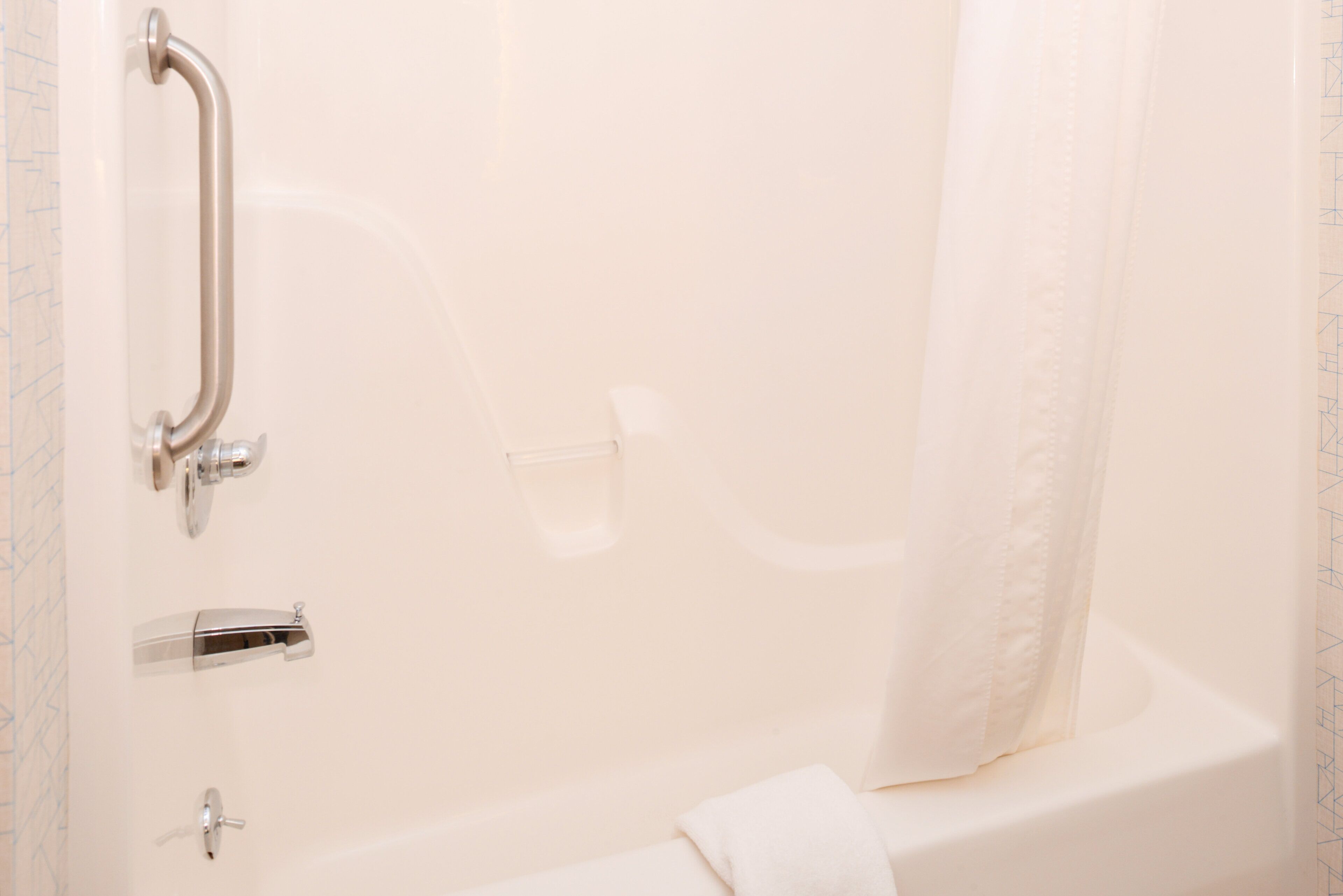 combined shower/bathtub, hair dryer, towels