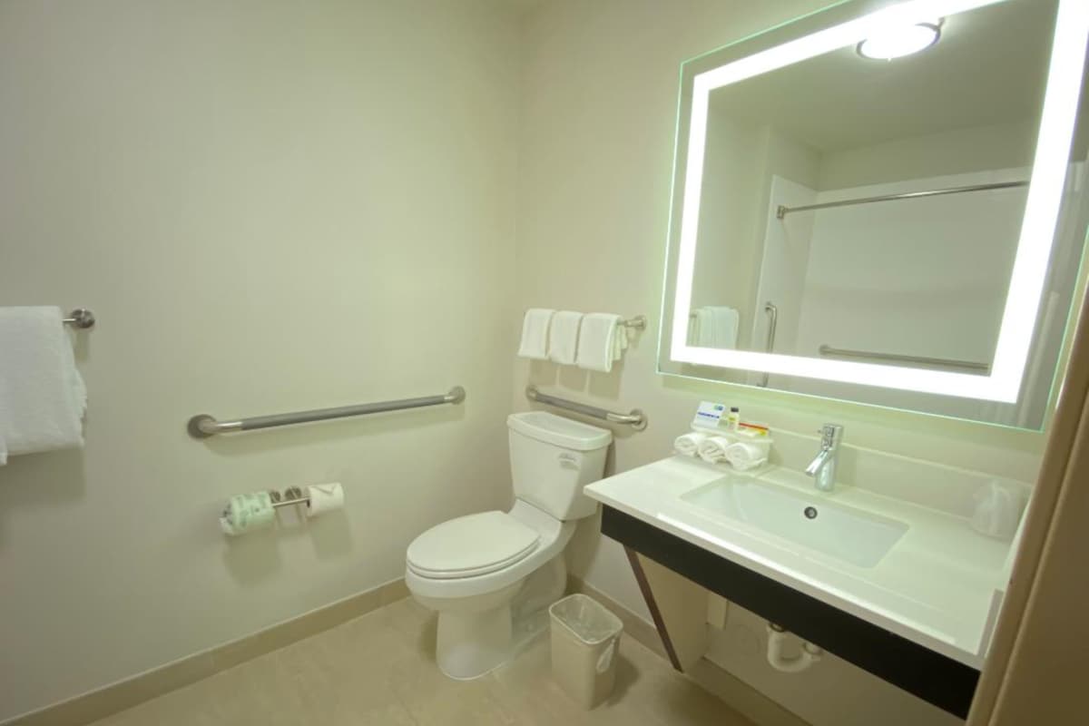 Habitación estándar, 2 camas Queen size (Communications, Roll-In Shower) | Escritorio, espacio para trabajar con laptop y cortinas blackout