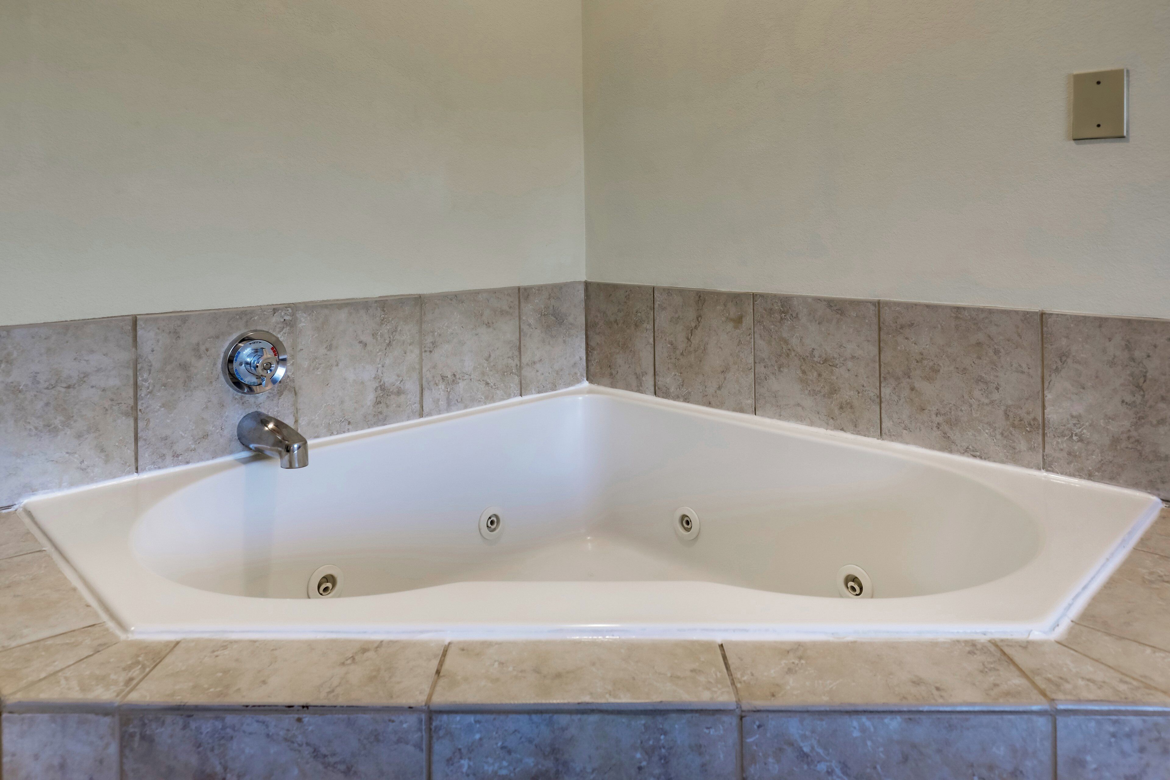 standard room, 1 king bed, jetted tub | 1 bedroom, desk, laptop workspace, blackout curtains