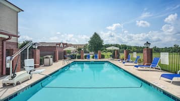 Piscina externa, funciona das 9h às 21h, espreguiçadeiras