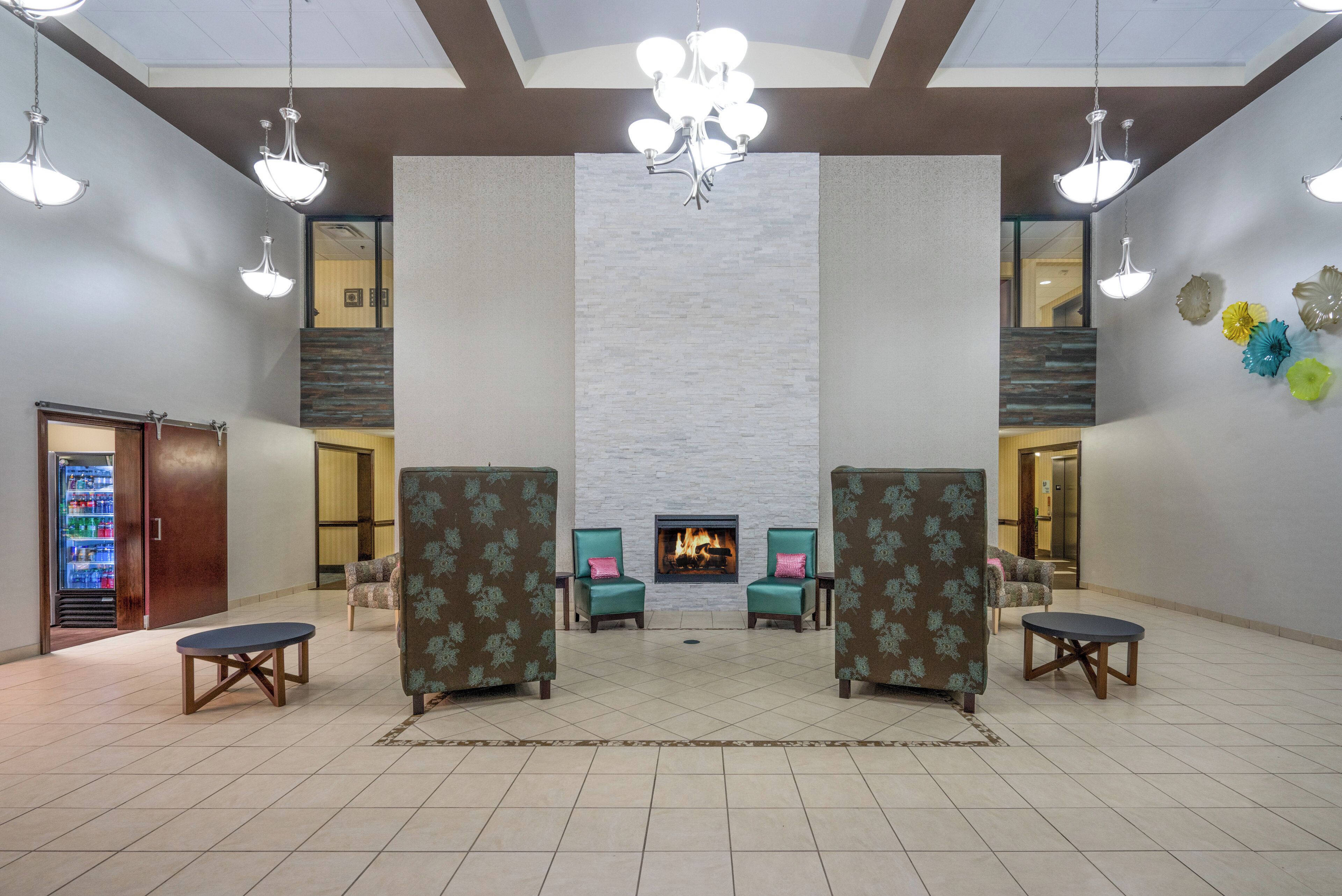 Un hall con chimenea, zona de estar y máquina expendedora.
