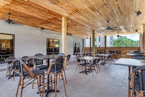 Outdoor dining - The Angler Hotel Livingston, an Ascend Collection Hotel (Livingston)