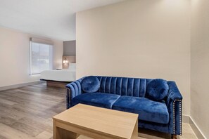 泰普尔床垫、办公桌、笔记本电脑工作区、遮光窗帘