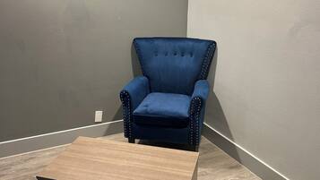 Camas Tempur-Pedic, escritorio y espacio para trabajar con laptop