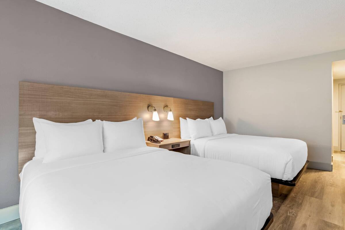 Habitación estándar, 2 camas Queen size, para no fumadores | Escritorio, espacio para trabajar con laptop y cortinas blackout