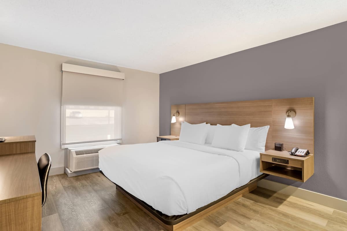 Colchones Tempur-Pedic, escritorio y espacio para trabajar con laptop