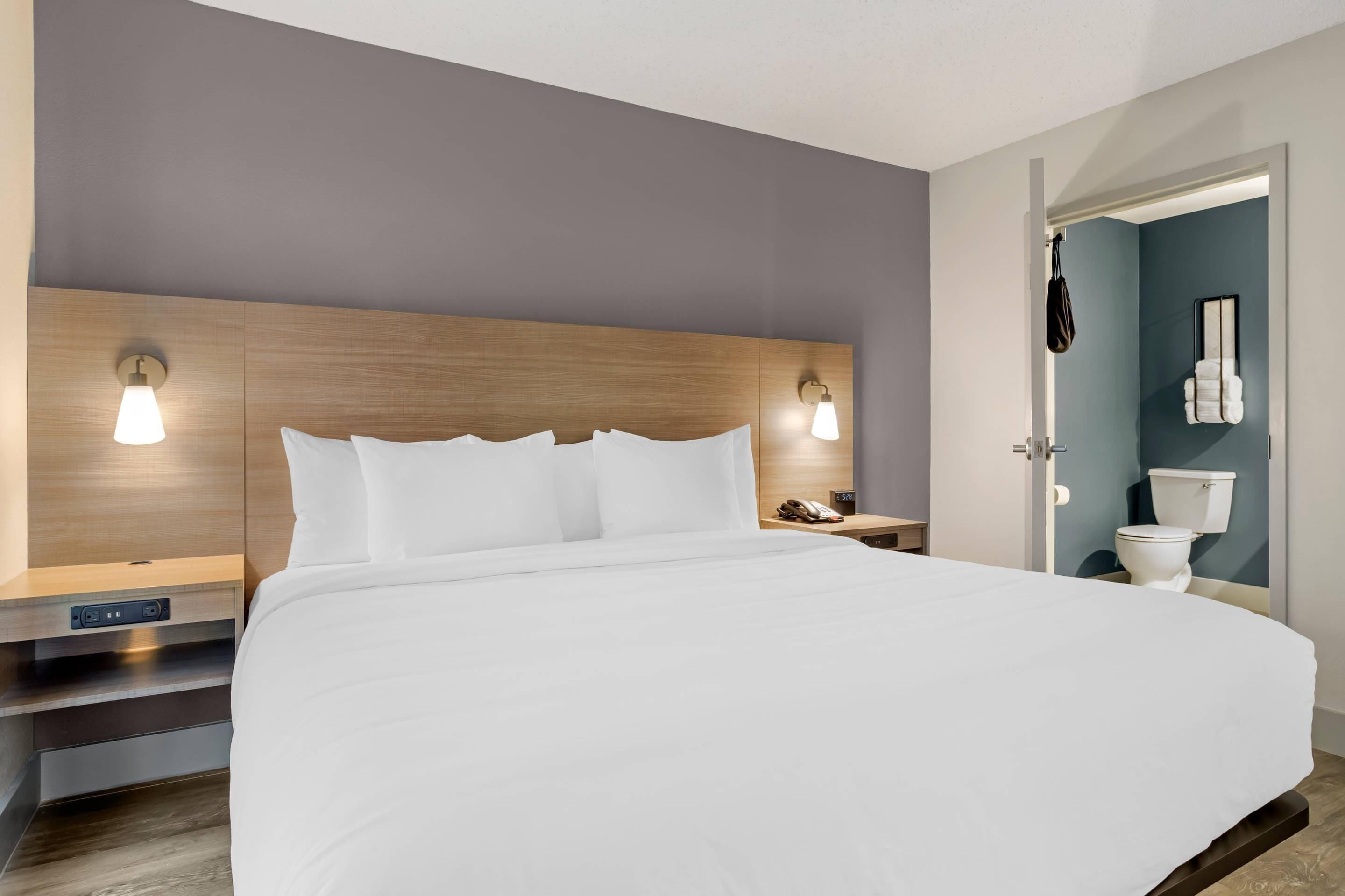 أسرّة تيمبور بديك ومكتب ومساحة عمل للكمبيوتر المحمول وستائر تعتيم