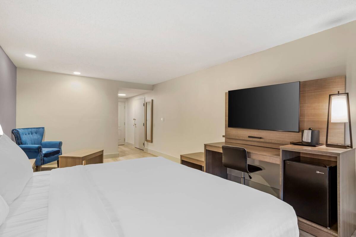 Tempur-Pedic beds, desk, laptop workspace, blackout curtains