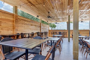 Outdoor dining - The Angler Hotel Livingston, an Ascend Collection Hotel (Livingston)