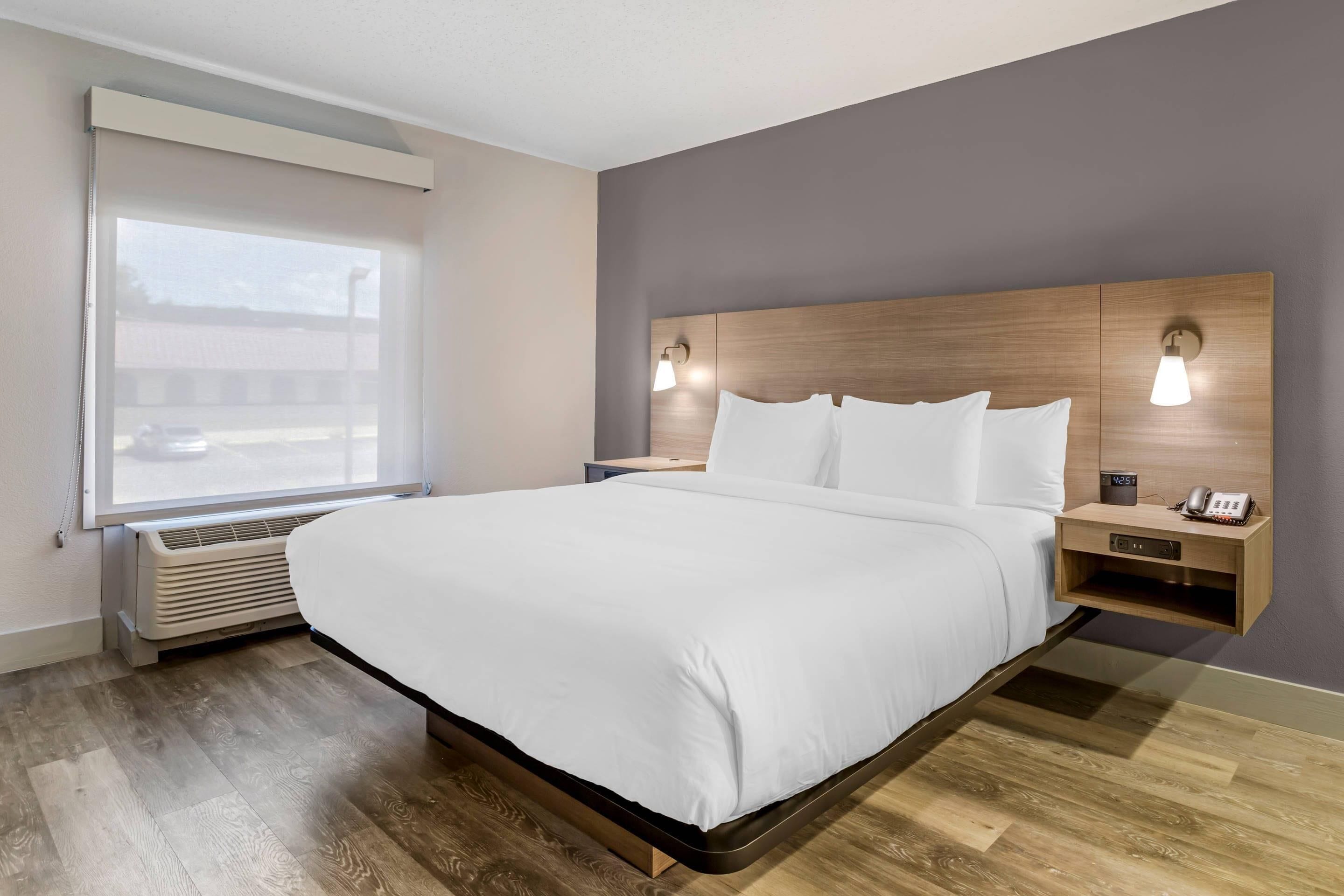 Tempur Pedic-bedden, een bureau, een laptopwerkplek