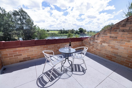 Terrace/patio. Windsor Riverview Inn