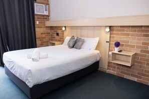 مكتب وواي فاي مجانًا وملاءات أسرّة ومُنبهات