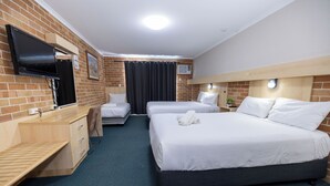 Habitación familiar | Escritorio, wifi gratis, despertador y ropa de cama