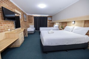 Family Room | Desk, free WiFi, bed sheets, alarm clocks - Windsor Riverview Inn (Windsor)