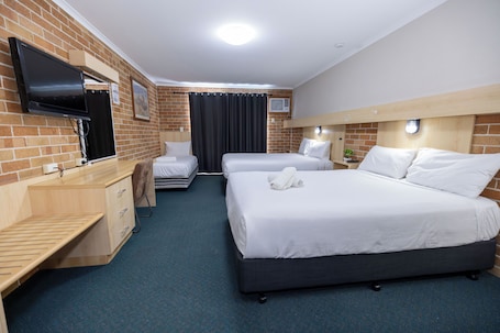 Family Room | Desk, free WiFi, bed sheets, alarm clocks. Windsor Riverview Inn