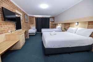 Escritorio, wifi gratis, ropa de cama y despertador 