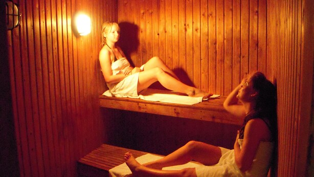 A sauna room with wooden walls and benches. - Løgstør Parkhotel (Logstor)