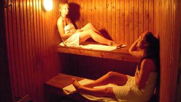 Salas de tratamiento para parejas, un sauna, una bañera de hidromasaje