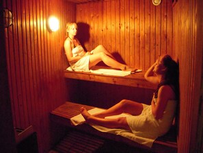 Couples treatment rooms, sauna, hot tub, steam room, Turkish bath - Løgstør Parkhotel (Logstor)