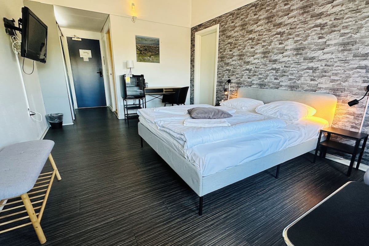 Svit | Allergitestade sÀngklÀder, skrivbord och arbetsyta för laptop