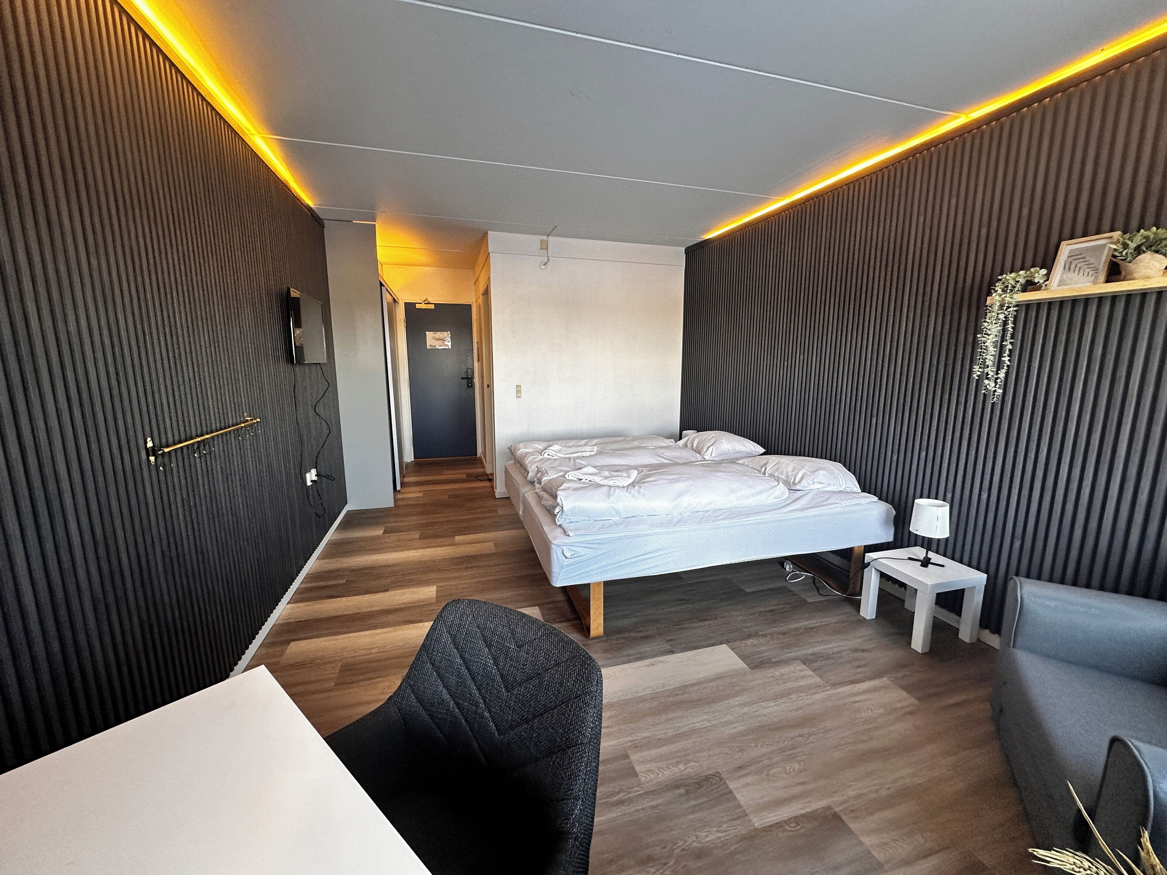 ダブルルーム | 低刺激性寝具、デスク、ノートパソコン用作業スペース、防音設備