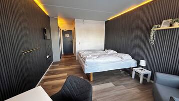 Double Room | Peralatan tempat tidur hipoalergenik, meja, ruang kerja komputer riba
