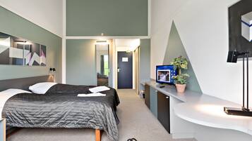 Allergitestade sängkläder, skrivbord och arbetsyta för laptop