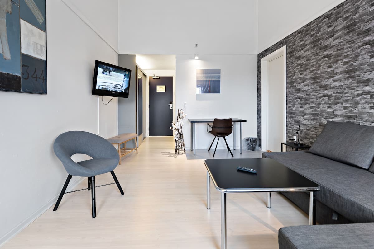 Allergitestade sÀngklÀder, skrivbord och arbetsyta för laptop