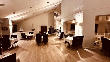 3 restaurants, lunch, dinner served; Regional cuisine