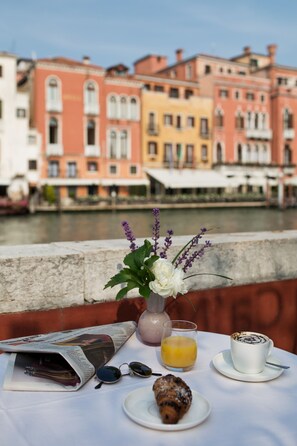Se ofrece un desayuno a la carta todos los días (por un coste adicional)