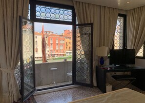 ห้องพาโนรามิกสวีท, เตียงคิงไซส์ 1 เตียง, อ่างน้ำร้อน, วิวคลอง | ลานระเบียง/นอกชาน