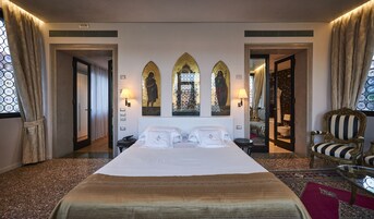 Suite panoramica, 1 letto king, idromassaggio, vista canale | Minibar, una cassaforte in camera, con stile personalizzato