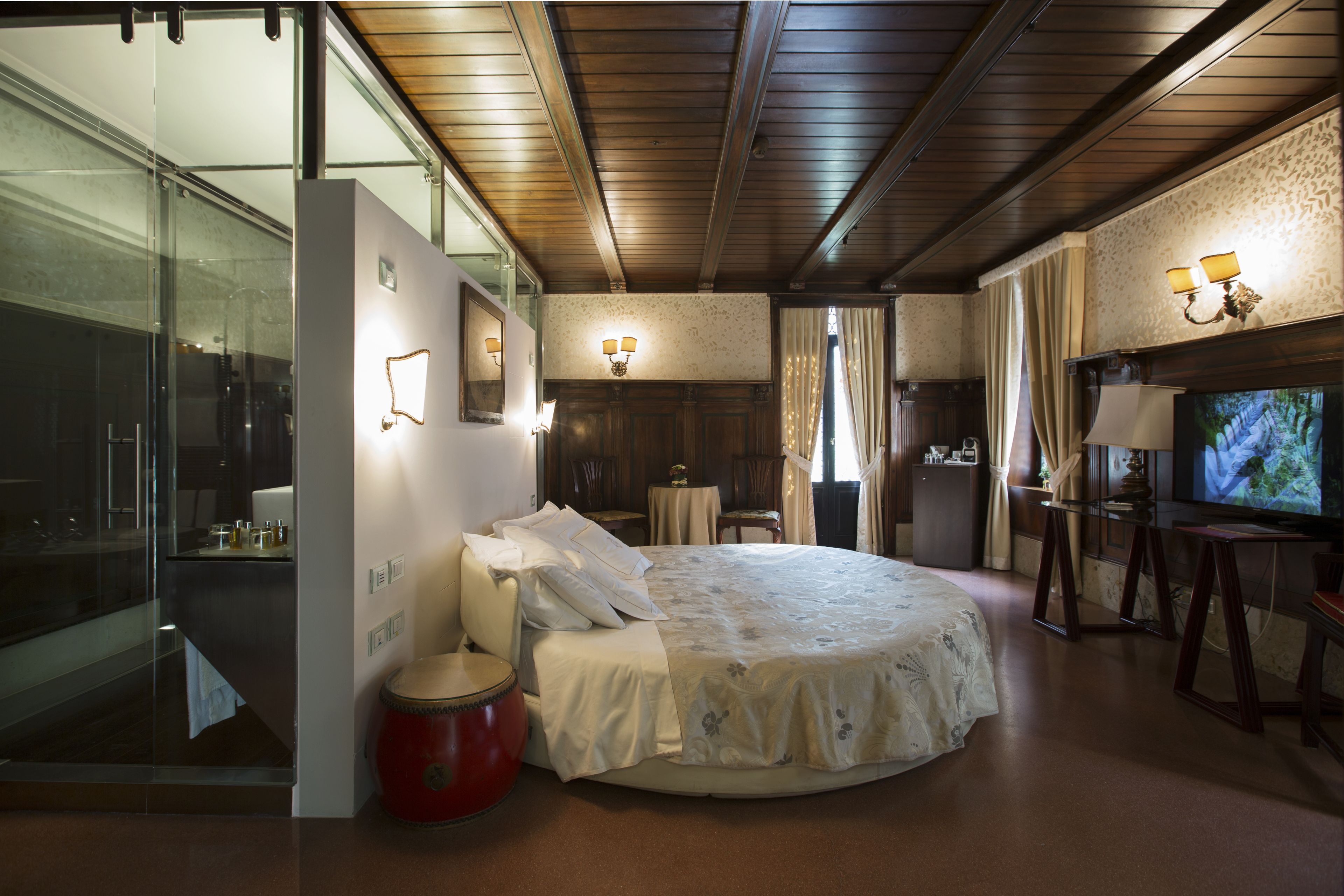 deluxe double or twin room | minibar, in-room safe, individually decorated, individually furnished